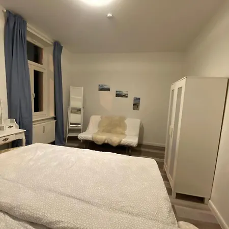 N A U T I C A - Ruhige Maritime Ferienwohnung Mit Balkon Familienfreundlich Rostock