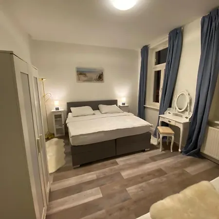 Apartment N A U T I C A - Ruhige Maritime Ferienwohnung Mit Balkon Familienfreundlich Rostock