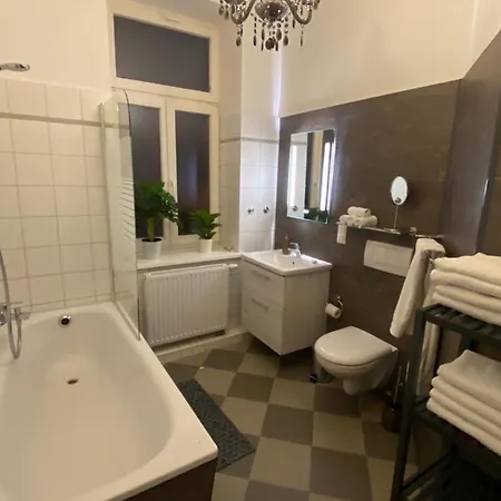 N A U T I C A - Ruhige Maritime Ferienwohnung Mit Balkon Familienfreundlich Apartment Rostock